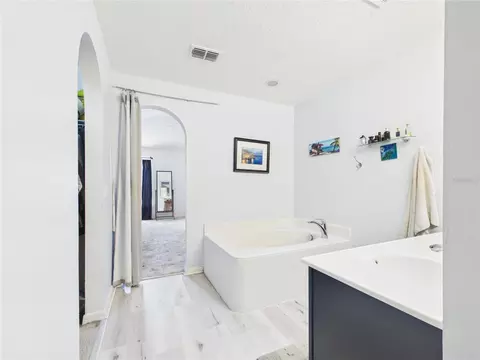 Bath - 4540 SE 30th St, Ocala, FL 34480 photo 2 of 4