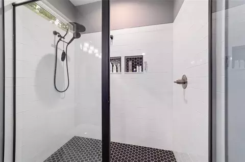 Bath - 14366 NE 42nd Ter, Anthony, FL 32617 photo 2 of 3