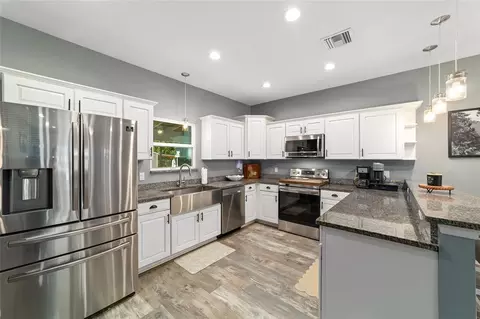 Kitchen - 14366 NE 42nd Ter, Anthony, FL 32617 photo 2 of 6