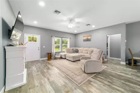 Living - 14366 NE 42nd Ter, Anthony, FL 32617 photo 2 of 4