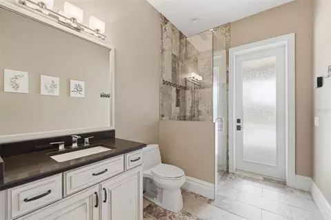 Bath - 855 SE 87th St, Ocala, FL 34480 photo 3 of 9