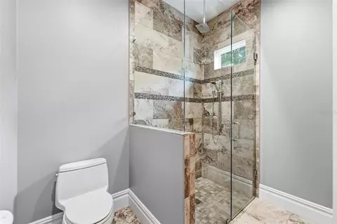 Bath - 855 SE 87th St, Ocala, FL 34480 photo 5 of 9