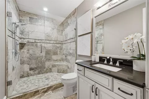 Bath - 855 SE 87th St, Ocala, FL 34480 photo 2 of 9