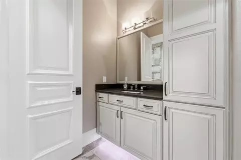 Bath - 855 SE 87th St, Ocala, FL 34480 photo 4 of 9