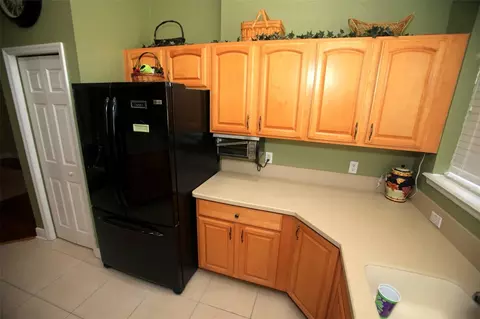 Kitchen - 360 NW 113th Cir, Ocala, FL 34482 photo 2 of 3