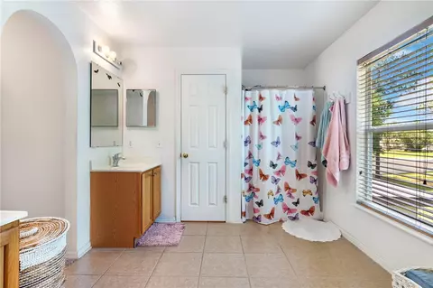 Bath - 2927 SE 46th Ave, Ocala, FL 34480 photo 2 of 6