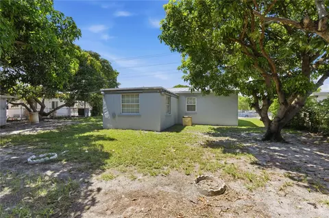 Exterior - 998 W 68th St, Hialeah, FL 33014 photo 3 of 5