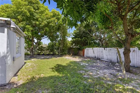 Exterior - 998 W 68th St, Hialeah, FL 33014 photo 2 of 5