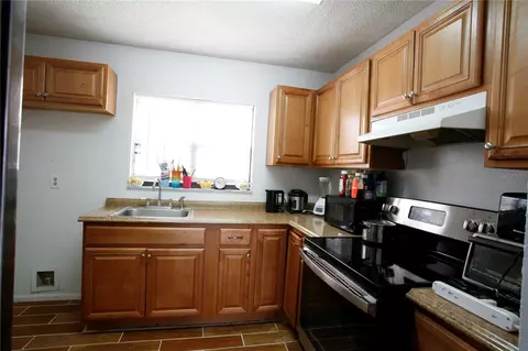 Kitchen - 314 Oak Track Pass, Ocala, FL 34472 photo 2 of 2
