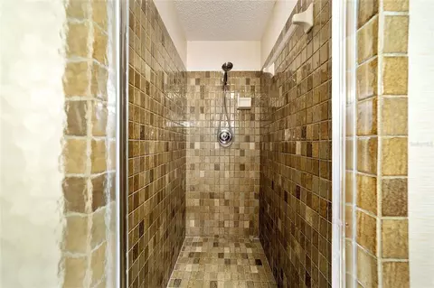 Bath - 4508 SE 2nd Pl, Ocala, FL 34471 photo 2 of 7