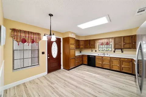 Kitchen - 4508 SE 2nd Pl, Ocala, FL 34471 photo 2 of 2