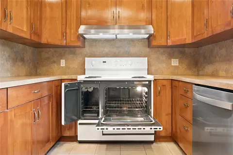 Kitchen - 3220 SE 21st Ave, Ocala, FL 34471 photo 4 of 4