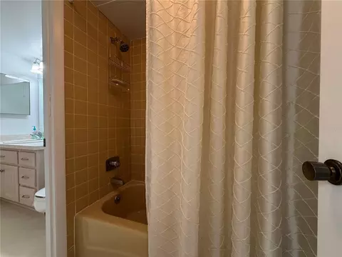 Bath - 656 Midway Dr #A, Ocala, FL 34472 photo 2 of 4