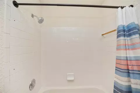 Bath - 8560 SW 90th St #E, Ocala, FL 34481 photo 2 of 4