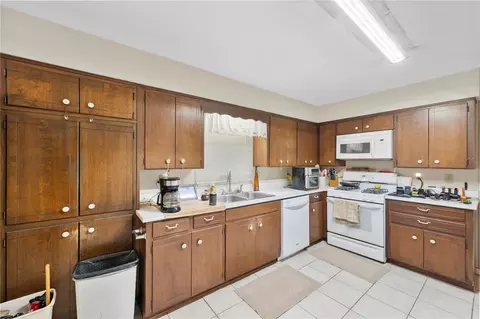 Kitchen - 2137 SE 11th St, Ocala, FL 34471 photo 2 of 5