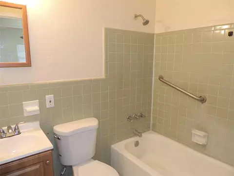 Bath - 330 SE 6th St, Williston, FL 32696 photo 1 of 2