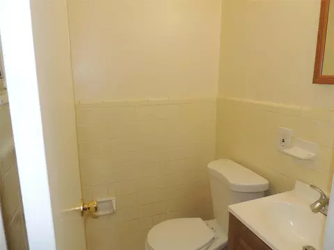 Bath - 330 SE 6th St, Williston, FL 32696 photo 2 of 2