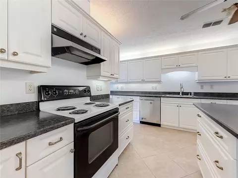 Kitchen - 707 NE 46th Ct, Ocala, FL 34470 photo 5 of 7