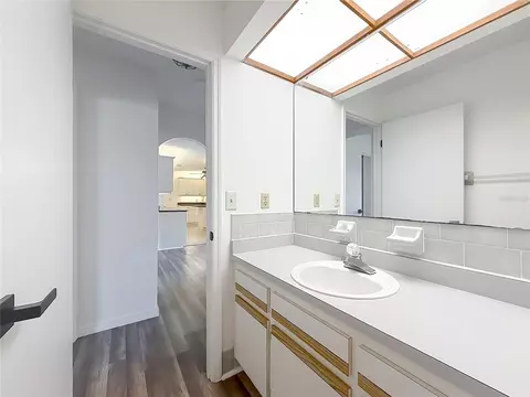 Bath - 707 NE 46th Ct, Ocala, FL 34470 photo 2 of 5
