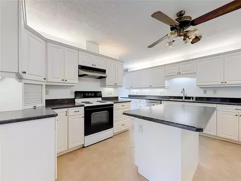 Kitchen - 707 NE 46th Ct, Ocala, FL 34470 photo 4 of 7