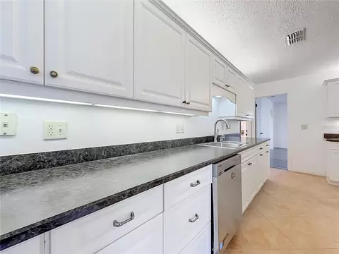 Kitchen - 707 NE 46th Ct, Ocala, FL 34470 photo 6 of 7