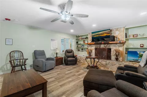 207 W Wheeler Rd, Seffner, FL 33584 photo 8