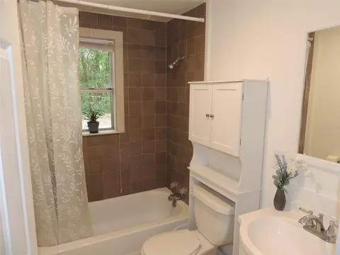 Bath - 1146 NE 2nd Pl, Williston, FL 32696 photo 1 of 1