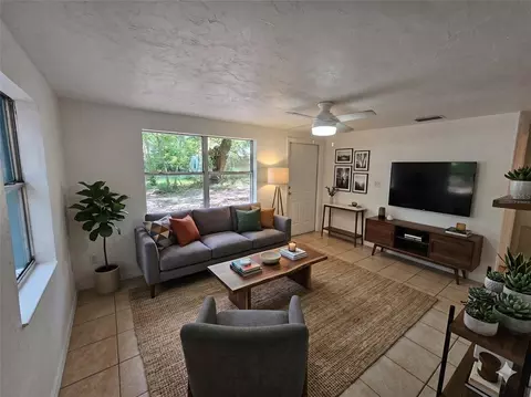 Living - 1146 NE 2nd Pl, Williston, FL 32696 photo 2 of 5