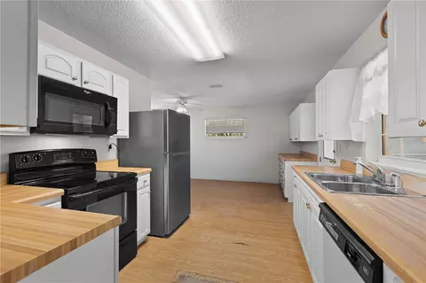 Kitchen - 3151 NE 176th Ter, Williston, FL 32696 photo 2 of 5