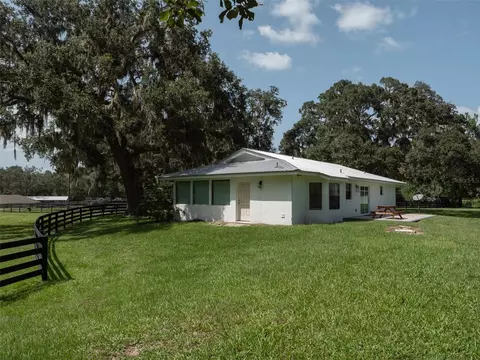 Exterior - 8351 NW 110th St, Reddick, FL 32686 photo 8 of 9