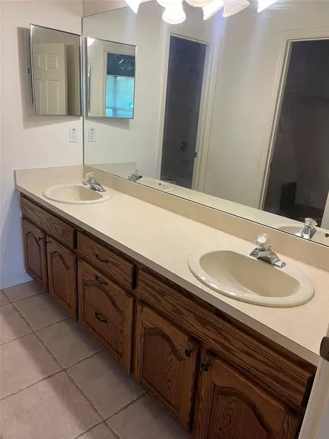 Bath - 8451 SW 14th Ln, Okeechobee, FL 34974 photo 3 of 7