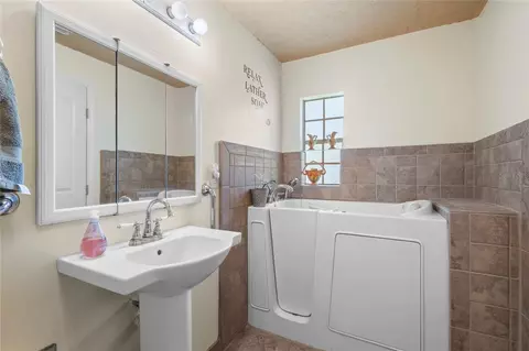 Bath - 18951 SE 15th St, Williston, FL 32696 photo 2 of 3