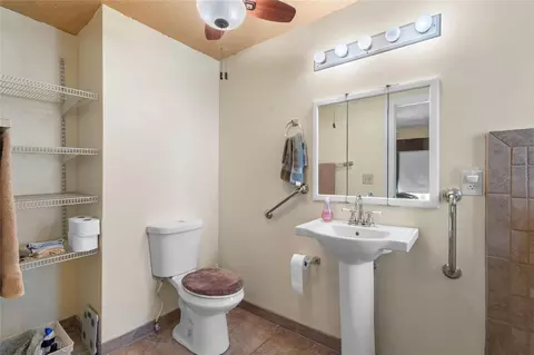 Bath - 18951 SE 15th St, Williston, FL 32696 photo 1 of 3