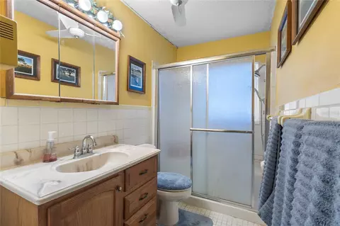 Bath - 18951 SE 15th St, Williston, FL 32696 photo 3 of 3