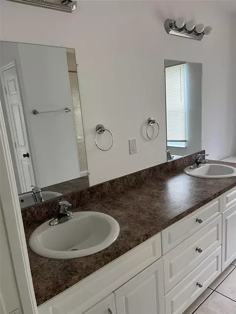 Bath - 3049 SE 38th Ave, Okeechobee, FL 34974 photo 3 of 5