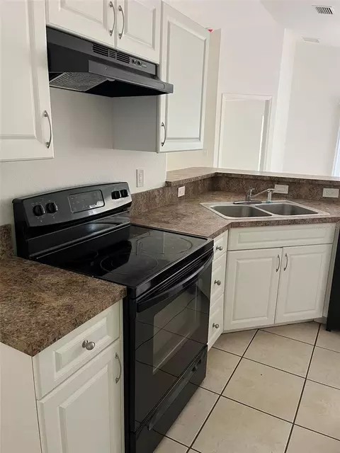 Kitchen - 3049 SE 38th Ave, Okeechobee, FL 34974 photo 1 of 2
