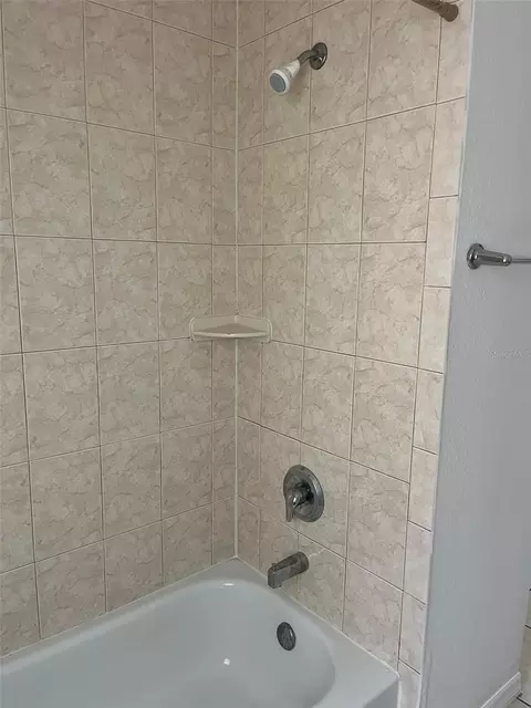 Bath - 3049 SE 38th Ave, Okeechobee, FL 34974 photo 2 of 5