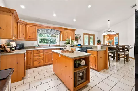 Kitchen - 2015 NW 35th St, Ocala, FL 34475 photo 2 of 7
