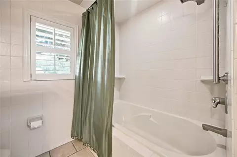 Bath - 2015 NW 35th St, Ocala, FL 34475 photo 2 of 5