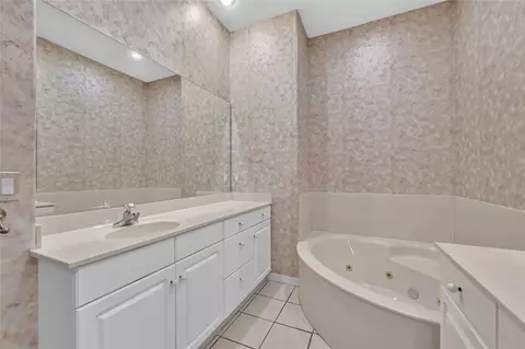 Bath - 4588 NE 4th St, Ocala, FL 34470 photo 2 of 4