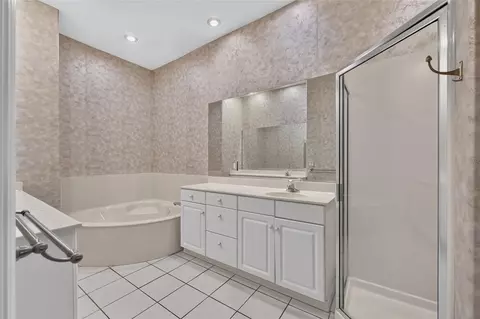 Bath - 4588 NE 4th St, Ocala, FL 34470 photo 1 of 4