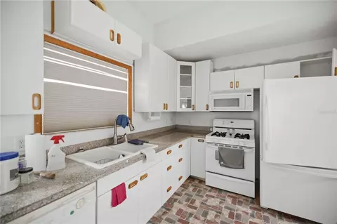 Kitchen - 12897 NW Highway 225, Reddick, FL 32686 photo 3 of 3