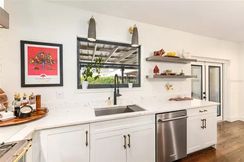 Kitchen - 1237 SE 8th St, Ocala, FL 34471 photo 4 of 8
