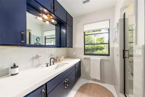 Bath - 1237 SE 8th St, Ocala, FL 34471 photo 2 of 4