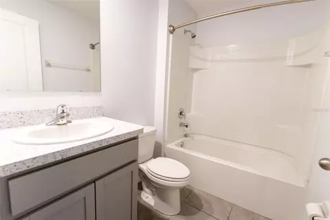 Bath - 6747 SE 3rd Loop, Ocala, FL 34472 photo 1 of 5