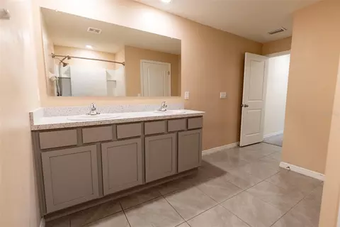 Bath - 6747 SE 3rd Loop, Ocala, FL 34472 photo 4 of 5