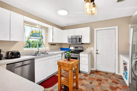 Kitchen - 20934 Third Ave, Dunnellon, FL 34431 photo 1 of 3