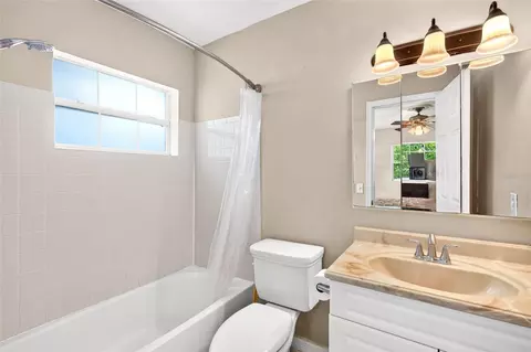 Bath - 20934 Third Ave, Dunnellon, FL 34431 photo 1 of 2