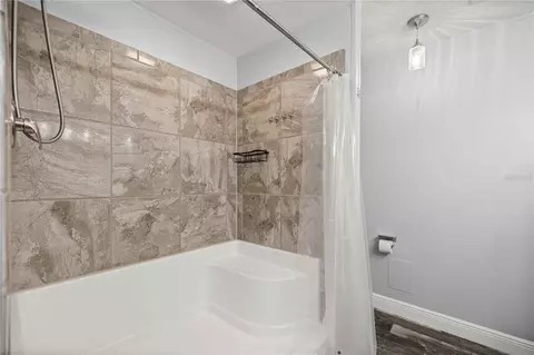 Bath - 122 SE 70th Cir, Ocala, FL 34472 photo 2 of 5