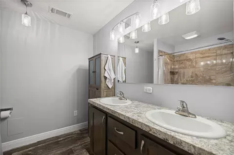 Bath - 122 SE 70th Cir, Ocala, FL 34472 photo 1 of 5